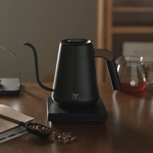 Fekete elektromos vízforraló keskeny kifolyóval és fa fogantyúval baristák és filterkávé kiegészítők számára a Timemore-tól, mindent a kávéról.