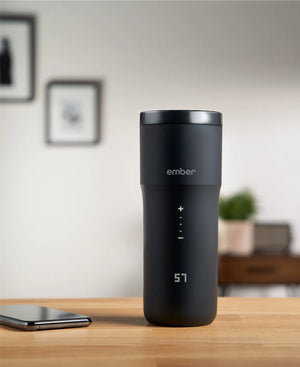 Electric Coffee Travel Mug fekete V2 - 355ml asztalon digitális hőmérséklet-kijelzéssel modern beltéri környezetben.