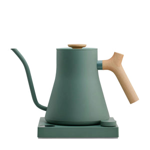 Zöld elektromos vízforraló fa fogantyúval és keskeny kifolyóval a precizitásért, a Fellow, EspressoGear és az All About Coffee része