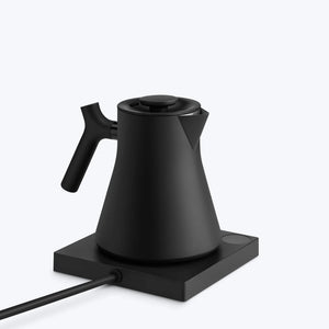 Matt fekete vízforraló ergonomikus fogantyúval, melegítőlap része, Fellow, EspressoGear, mindent a kávéról