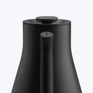 Matt fekete vízforraló letisztult dizájnnal és ergonomikus fogantyúval, a Fellow, EspressoGear és az Allt om kaffe része