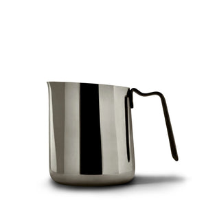 Tükörfényes rozsdamentes acél tejkiöntő ergonomikus fogantyúval, tökéletes latte art-hoz, eszpresszó kiegészítők, minden a kávéról.