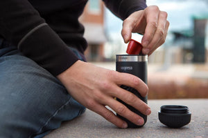 Hordozható fekete kapszulaadapter Nespresso OriginalLine-hoz, Nanopresso-hoz csatlakoztatva, a Senaste nytt és Barista Espresso kínálatából.