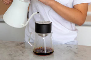 Üvegkiöntő elegáns dizájnnal a pontos főzéshez, barista kiegészítők, legfrissebb hírek, minden a kávéról.
