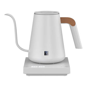 Fehér elektromos vízforraló keskeny kifolyóval és fa részlettel a fogantyún, baristáknak és filterkávé kiegészítőknek, mindent a kávéról.