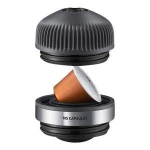 Adapter fekete és acél színben Nespresso OriginalLine kapszulákhoz, espresso-kiegészítők a Wacaco és EspressoGear márkáktól.