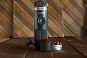 Fekete hordozható Nanopresso kapszulás és őrölt kávéval, barista eszpresszó kiegészítők és hordozható kávéfőzők.