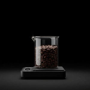 Brewista Smart Scale 3 från sidan med kaffebönor