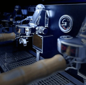 La Nuova Era Altea Anniversario 2 - csoport Professzionális espresszó gép (Bérlés) - Barista és Espresso