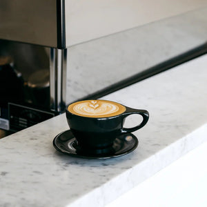 Lino Lite Latte Kopp 240ml med fat - Svart - Barista och Espresso