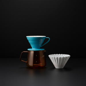 V60 bryggset - filter, glaskanna och filterpapper
